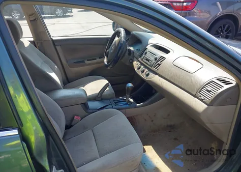 2004 Toyota Camry Le V6/Xle V6 z USA, uszkodzony, nr VIN 4T1BF32K74U073206